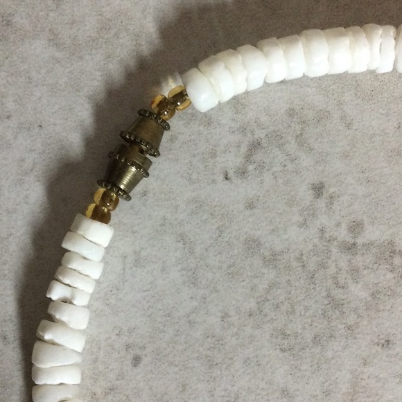 Striped white Puka shell necklace - Picture 3 of 8